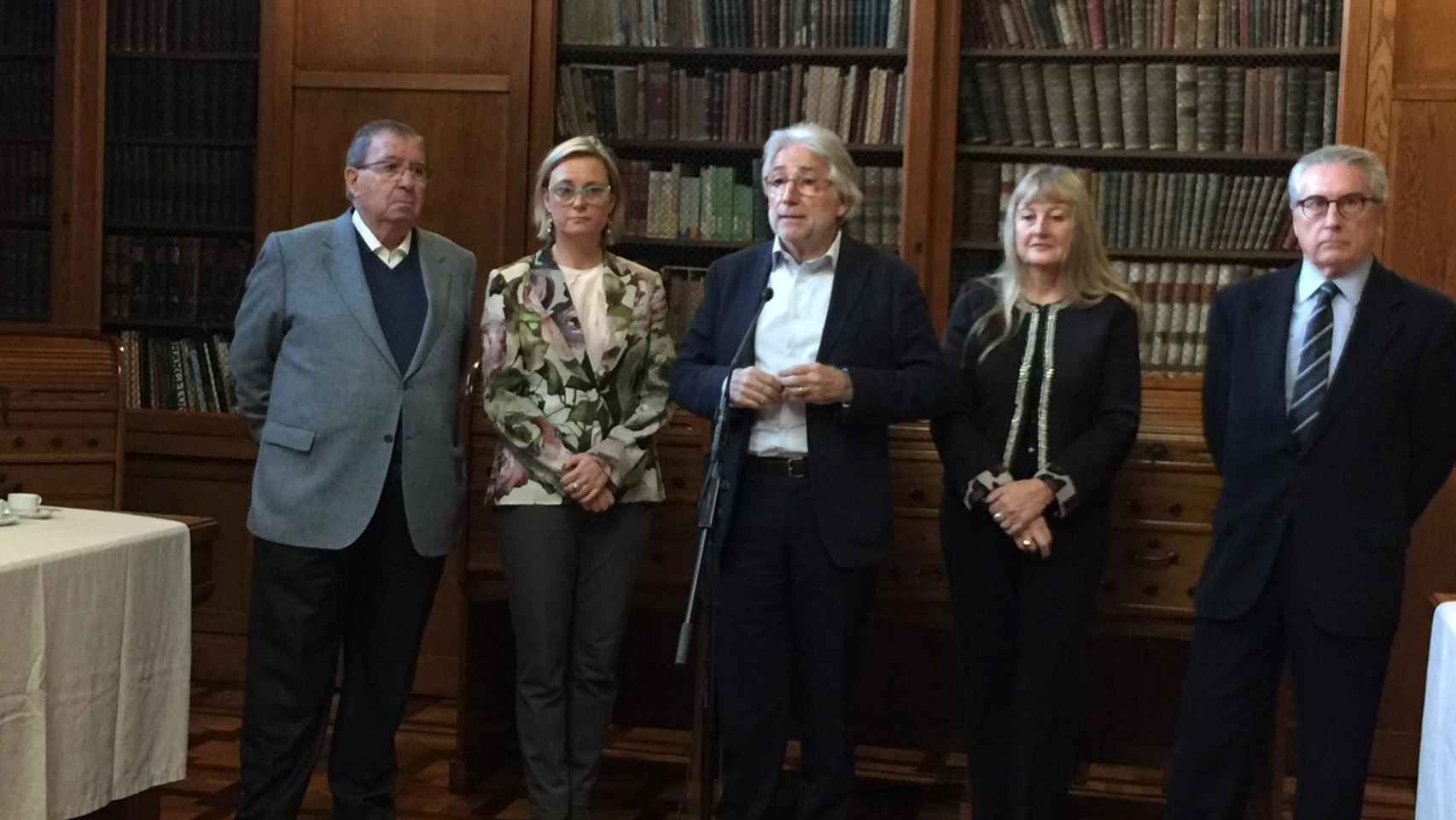 Josep Sánchez Libre, con el equipo directivo de Foment del Treball, en la sede de la patronal /CG