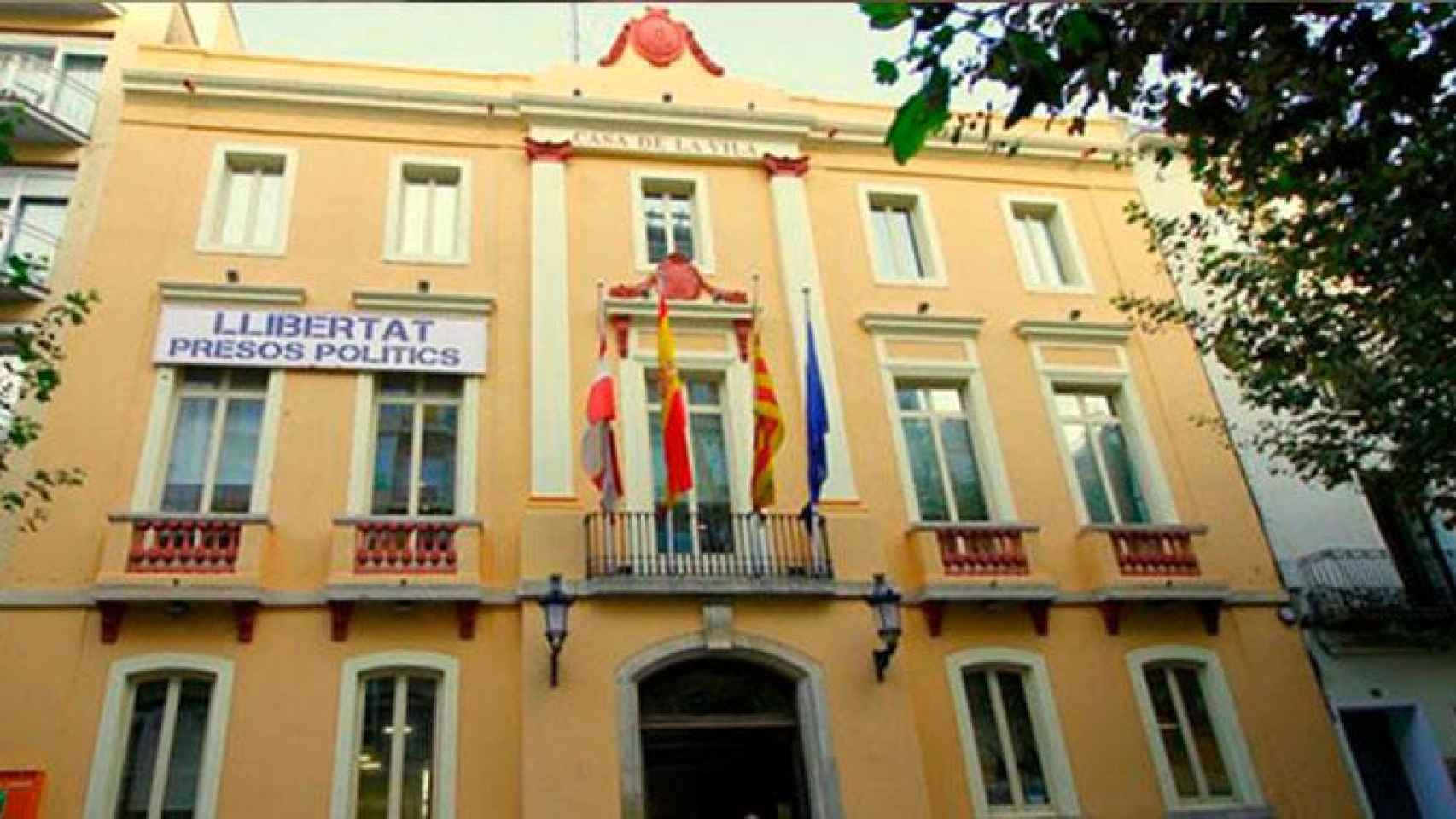 Pancarta en la fachada del ayuntamiento de Blanes