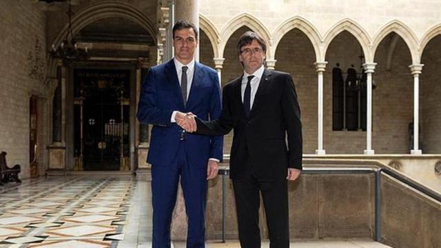 Pedro Sánchez y el expresidente de la Generalitat, Carles Puigdemont / AFP