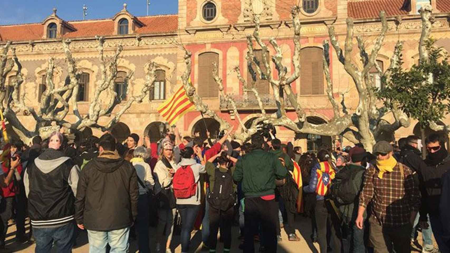 Un grupo de manifestantes a favor de la investidura de Puigdemont, frente al Parlament / CG