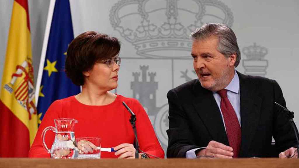 La vicepresidenta del Gobierno, Soraya Sáenz de Santamaría, y el portavoz del Ejecutivo, Íñigo Méndez de Vigo, durante la rueda de prensa posterior a la reunión del Consejo de Ministros