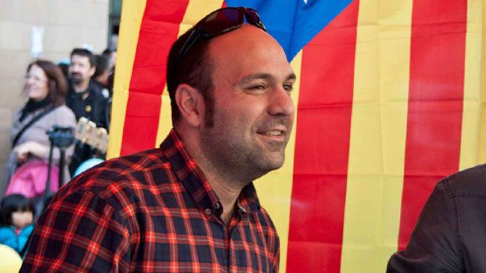 Marcel Mauri, nuevo portavoz de Òmnium Cultural, en una imagen ante una bandera independentista gigante / CG