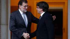 El presidente del Gobierno, Mariano Rajoy, saluda a el presidente de Cataluña, Carles Puigdemont, en una imagen de archivo / CG