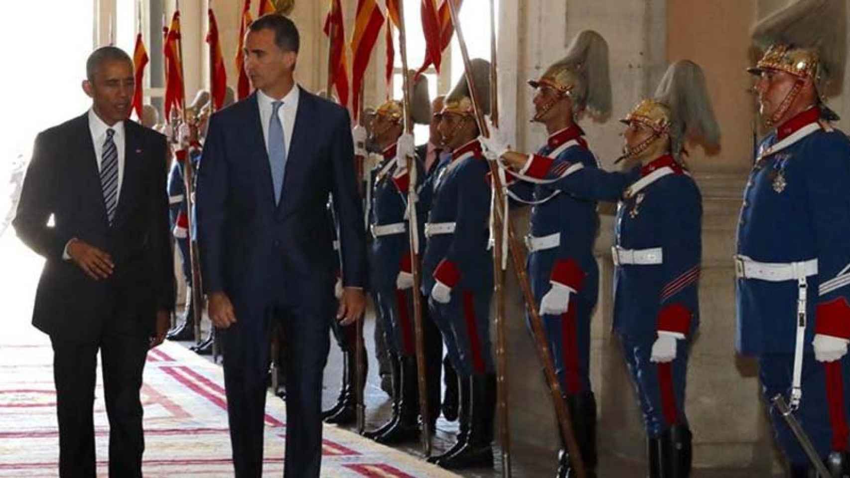 El presidente americano Barak Obama, acompañado del Rey Felipe, a su llegada al Palacio de Oriente.