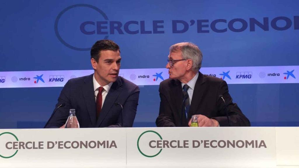 Pedro Sánchez (izquierda), líder del PSOE, y Antón Costas (dercha) presdiente del Círculo de Economía en Sitges.