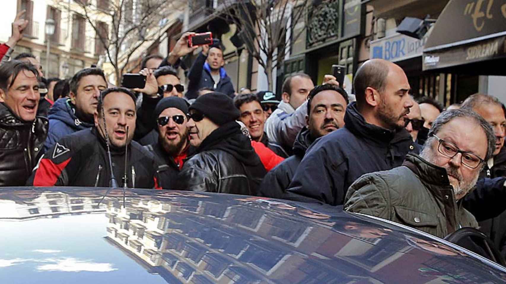 El concejal de Salud, Seguridad y Emergencias de Madrid, Javier Barbero, increpado por los asistentes a una concentración de policías municipales, contra la decisión de suprimir una de las Unidades Centrales de Seguridad de la Policía Municipal