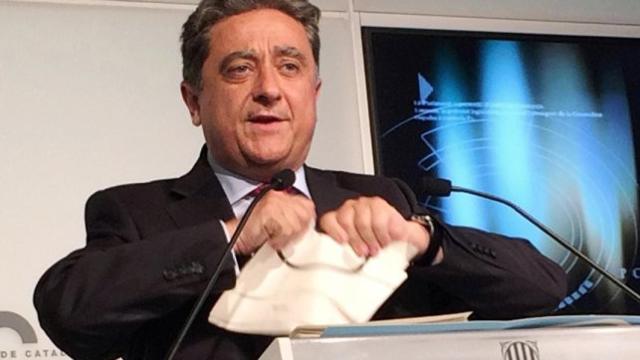 El portavoz del PP en el Parlamento autonómico, Enric Millo, rompiendo el 'informe de agravios' de la Generalidad, en rueda de prensa este martes.