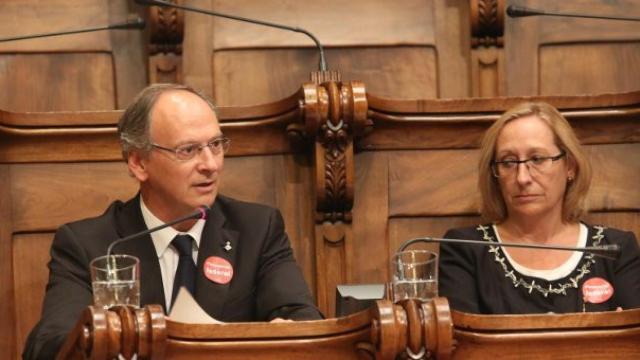 El presidente y la portavoz del Grupo del PSC en el Ayuntamiento de Barcelon, Gabriel Colomé y Assumpta Escarp, en el pleno municipal de este lunes. Tras ellos, los bancos vacíos del resto de representantes socialistas.