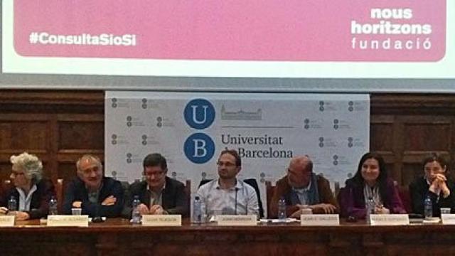 Lluís Rabell (FAVB), Muriel Casals (Òmnium), Josep Maria Àlvarez (UGT), Llúis Tejedor (alcalde de El Prat), Joan Herrera (ICV), Joan Carles Gallego (CCOO), Àngels Guiteras (Mesa del Tercer Sector), Carme Forcadell (ANC) y Jordi Borja (Observatori DESC)