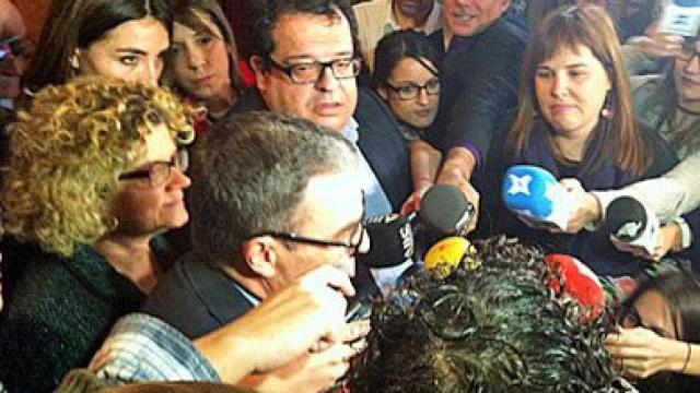 Elena, Geli, Ros, Ventura y Martínez-Sampere atienden a los medios poco después de romper la disciplina de partido en la votación sobre la declaración secesionista presentada por CiU, ERC e ICV-EUiA en el Parlamento autonómico en enero de 2013