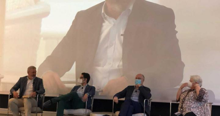 Josep Ramon Bosch, en primer término, junto con Roberto Villa, Jordi Canal y María Ángels Pérez Samper / CG