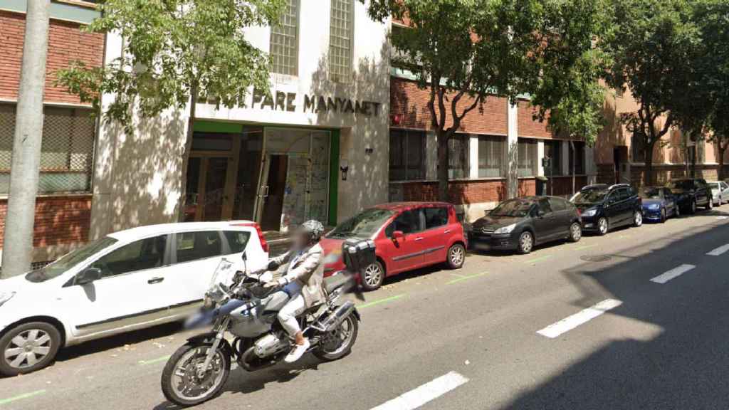 El padre investigado por almacenar pornografía infantil en el ordenador vive al lado el colegio Pare Manyanet de les Corts / GOOGLE STREET VIEW