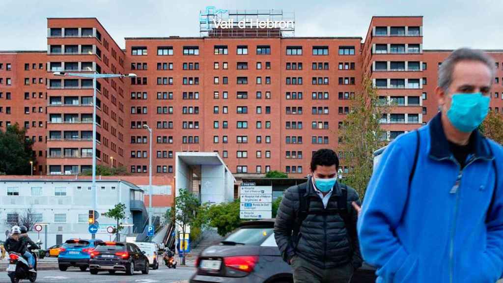 Pacientes ante el Hospital Vall d'Hebron de Barcelona, el mayor de Cataluña / EFE