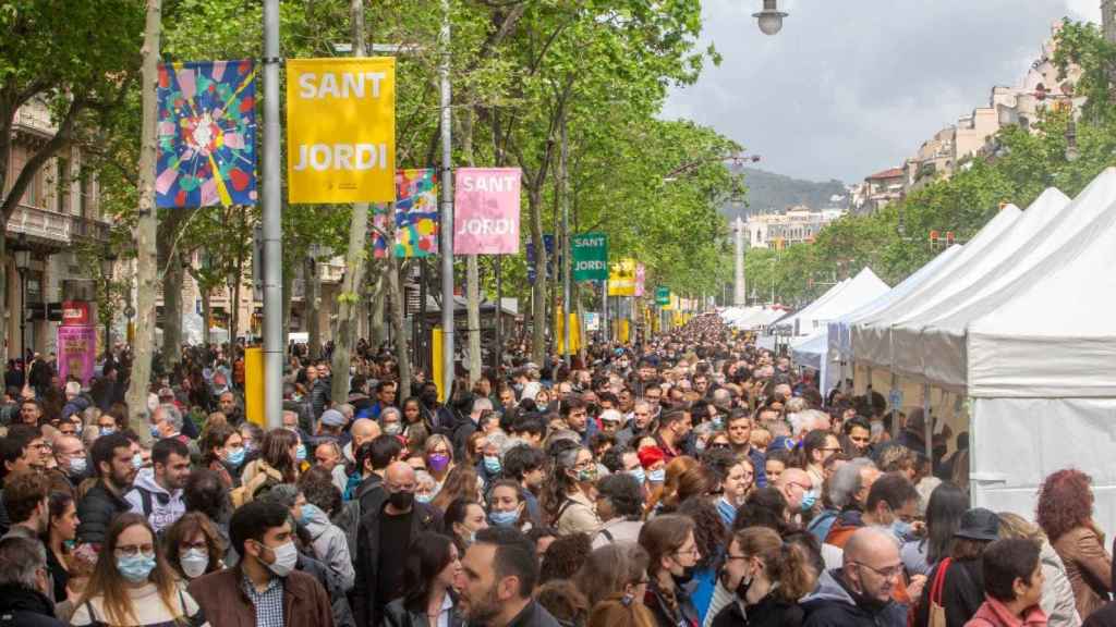 Aglomeraciones en Sant Jordi / CAMBRA DEL LLIBRE