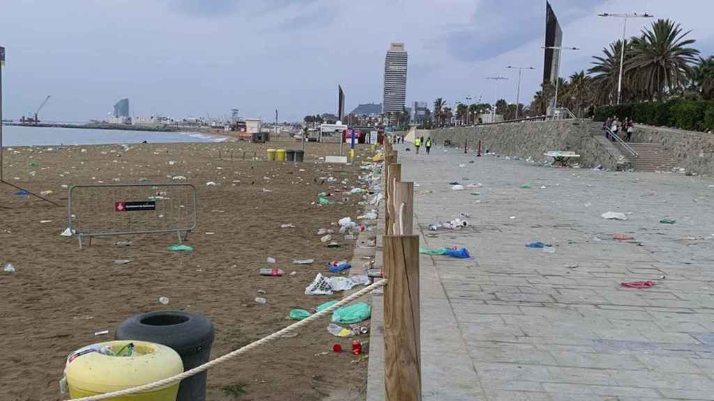 Estado en el que ha quedado la playa de Bogatell tras el macrobotellón / JOSÉ MARÍA TORRES