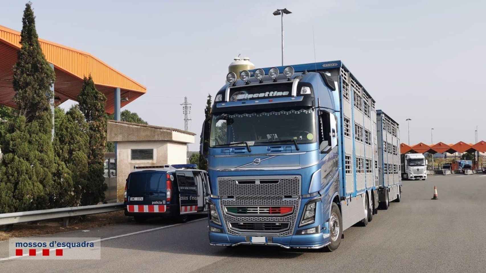 Vehículo del camionero detenido por la policía catalana en La Jonquera (Girona) / MOSSOS D'ESQUADRA