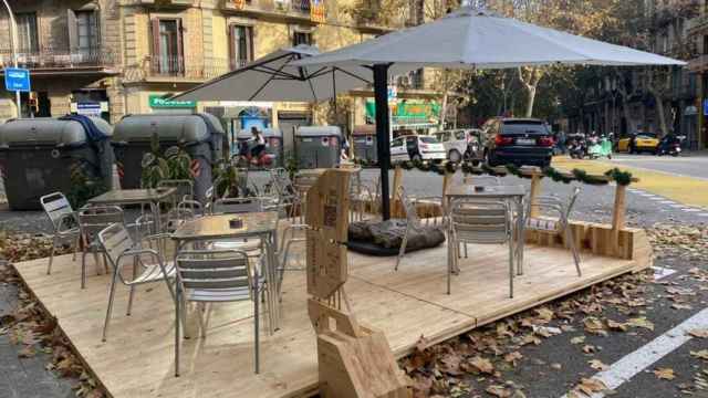 Tarima de madera para mejorar el diseño de las terrazas en la calzada en una Barcelona aún sin turistas / AYUNTAMIENTO DE BARCELONA