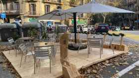 Tarima de madera para mejorar el diseño de las terrazas en la calzada en una Barcelona aún sin turistas / AYUNTAMIENTO DE BARCELONA