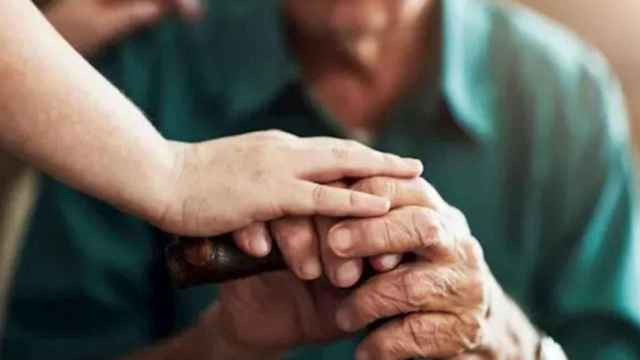 Un profesional de cuidados paliativos atiende a una persona mayor / EUROPAPRESS