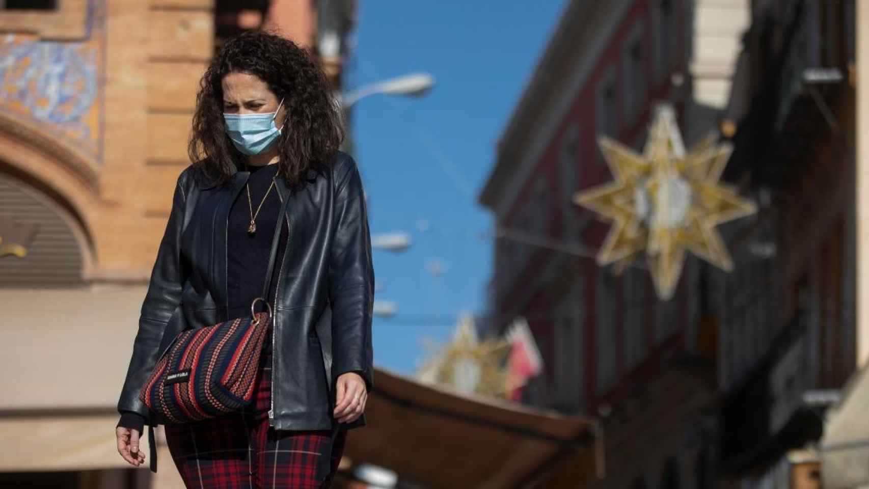 Mujer pasea con mascarilla contra el Covid / EP