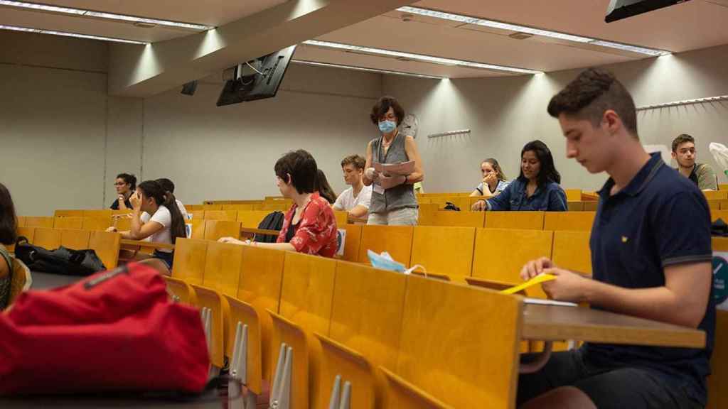 Estudiantes erasmus realizan un examen con mascarilla y distancia de seguridad / EUROPA PRESS