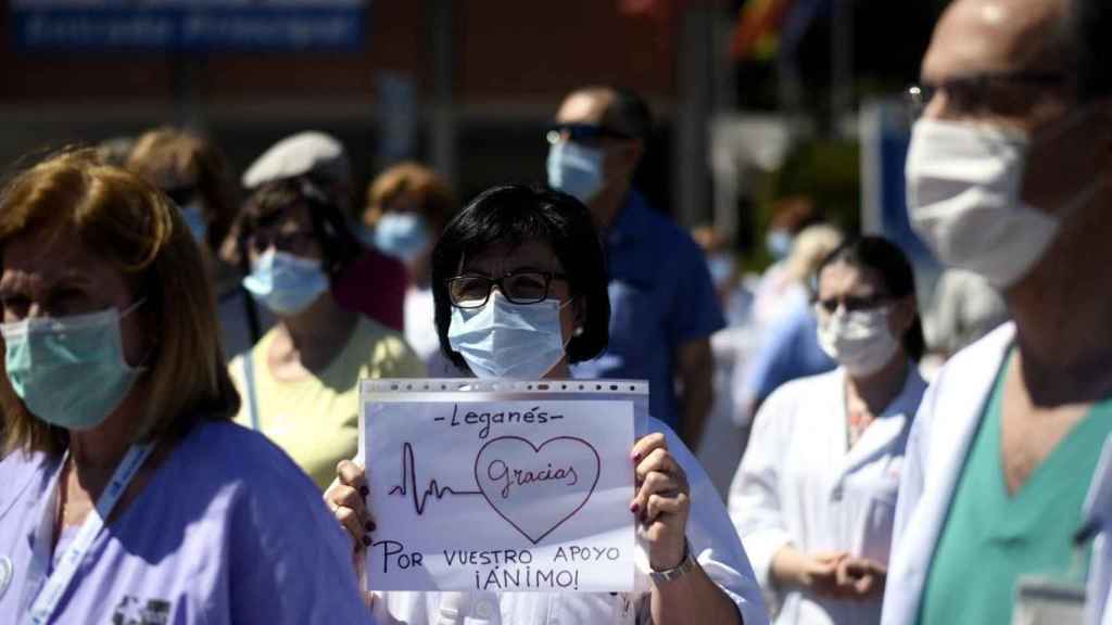 Personal sanitario a las puertas de un centro hospitalario