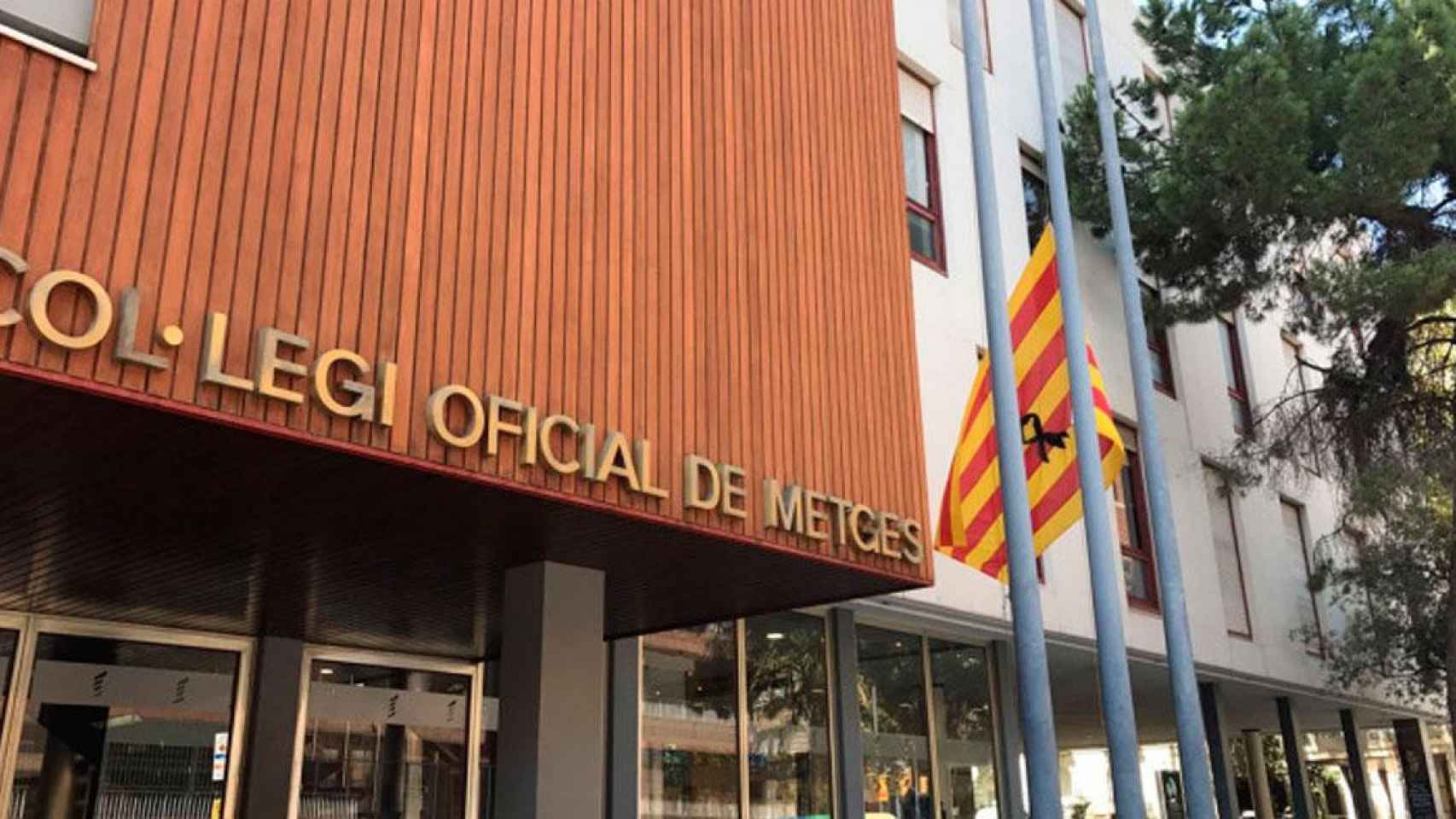 Entrada del Colegio de Médicos de Barcelona / COMB