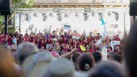 Los vecinos de la calle Progrés recoge el premio por transformar su calle en un decorado de Harry Potter / AJ BCN