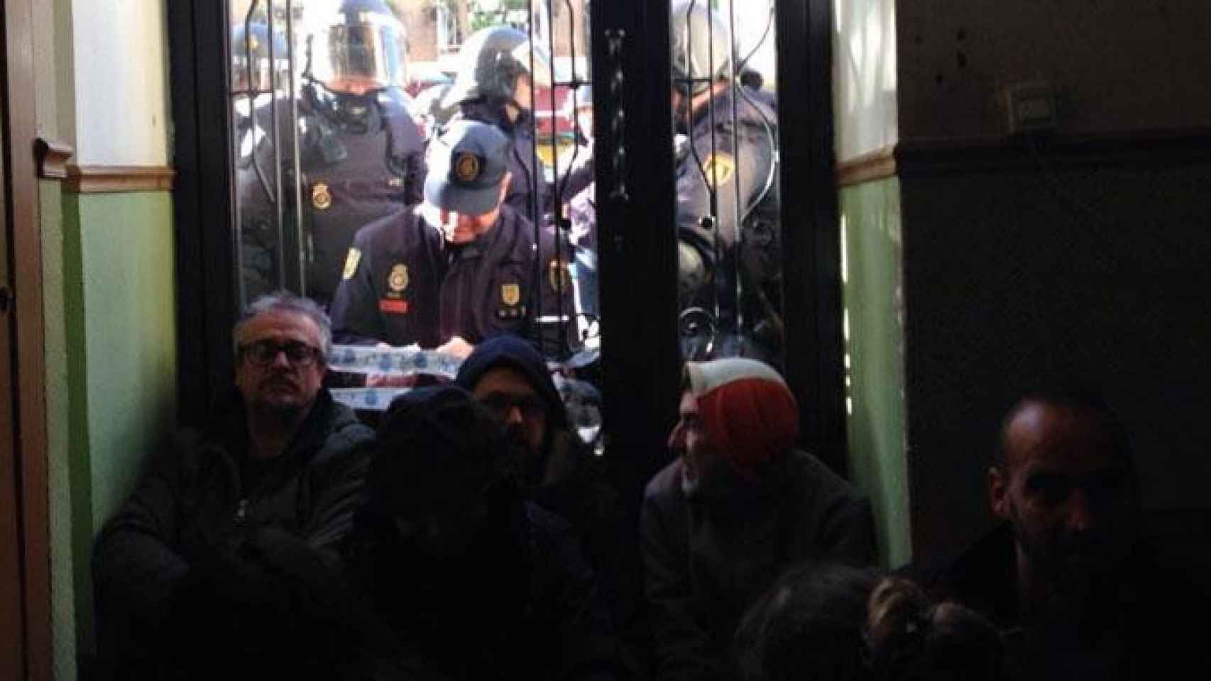 Los activistas intentan detener el desalojo / FEMINISMOS MADRID