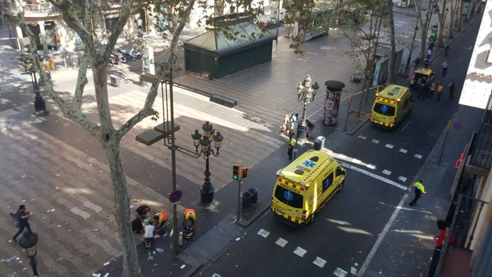 Los servicios de emergencias atienden a los heridos los atentados de Barcelona / EFE