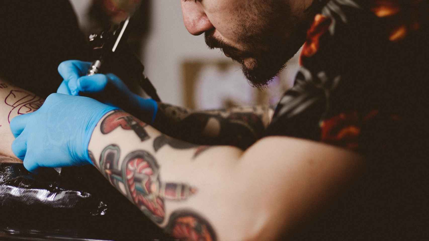 Profesional realizando un tatuaje / PIXABAY