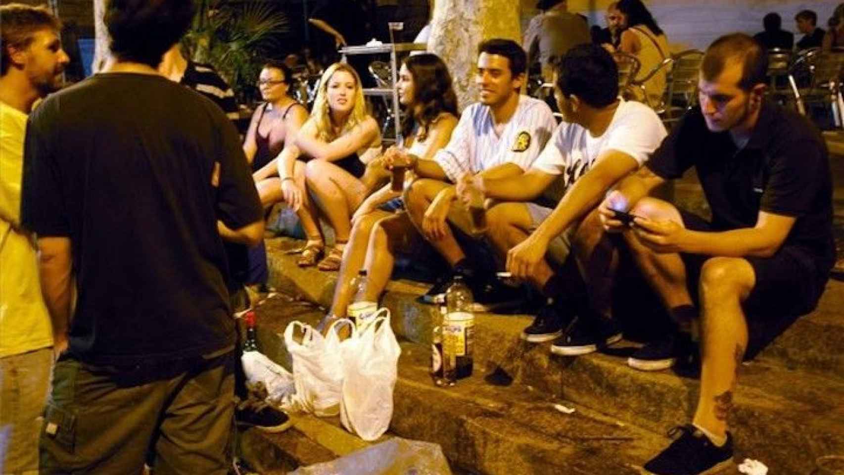 Una imagen de archivo de jóvenes haciendo botellón en las calles