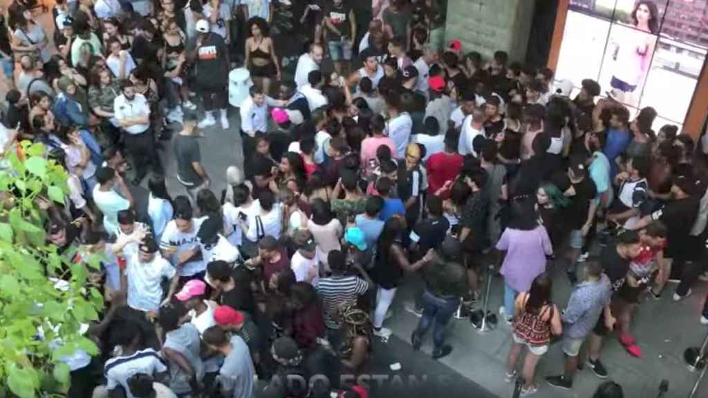 Imagen de la batalla campal en la tienda Snipes de La Maquinista de Barcelona / CG