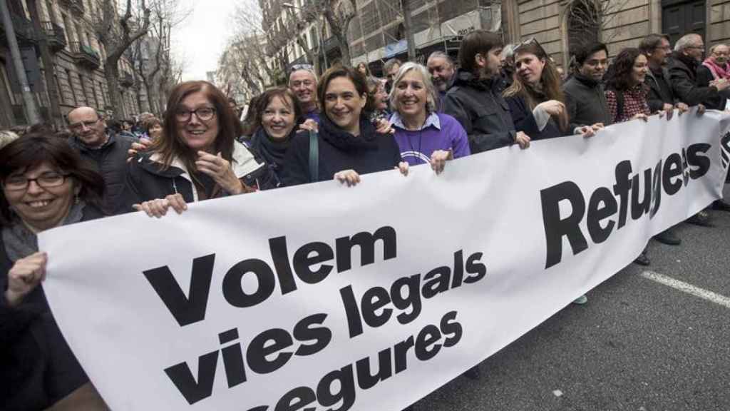 La alcaldesa de Barcelona Ada Colau durante la manifestación celebrada hoy en Barcelona bajo el lema Basta excusas. Acojamos ya