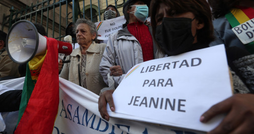 La Asamblea Permanente de Derechos Humanos, encabezada por su representante Amparo Carvajal (i), y un grupo de activistas bolivianos. manifestándose en La Paz / EFE - Martin Alipaz