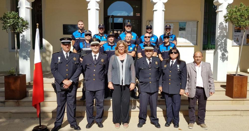 La Policía Local de Begues junto a su alcaldesa, Mercè Esteve i Pi / TWITTER