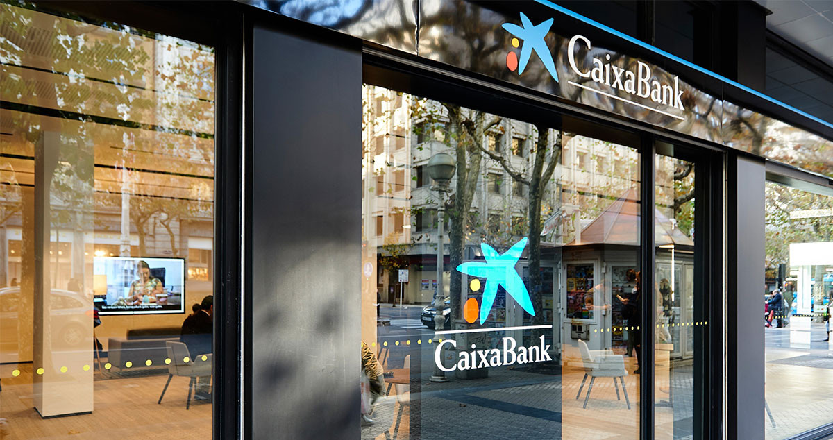 Una de las sucursales de Caixabank de España en una imagen de archivo / Jose Manuel Bielsa (EP)