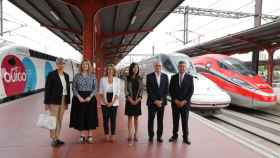 La ministra de Transportes, Raquel Sánchez (centro), junto a los responsables de las empresas que compiten con Renfe en alta velocidad / EP