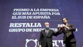 El consejero y director internacional de Restalia Holding, Enrique Lasso de la Vega, recoge el galardón en la gala celebrada en Sevilla / GRUPO RESTALIA