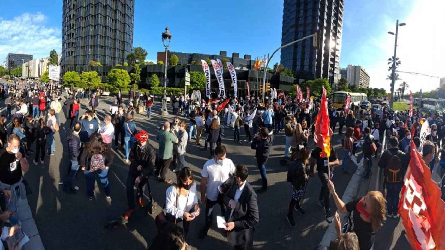 Corte de tráfico en la Diagonal de Barcelona en protesta contra el ERE de Caixabank / @CCOOCaixaBank (TWITTER)