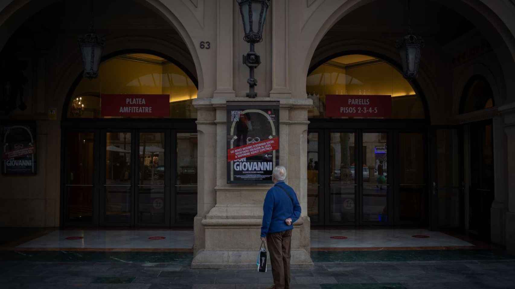 Un hombre frente al Gran Teatre del Liceu en Barcelona: la cultura recibe las ayudas del Govern / EP