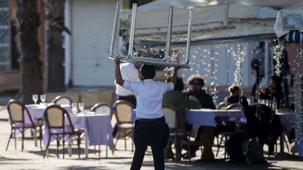 Un trabajador de la hostelería tras las nuevas restricciones del Govern / EFE