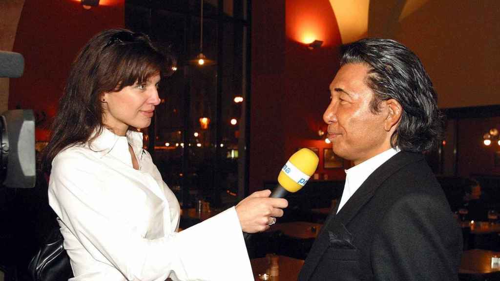 Kenzo Takada, atendiendo a los medios de comunicación en una imagen de archivo / Trmicova (WIKIMEDIA COMMONS)