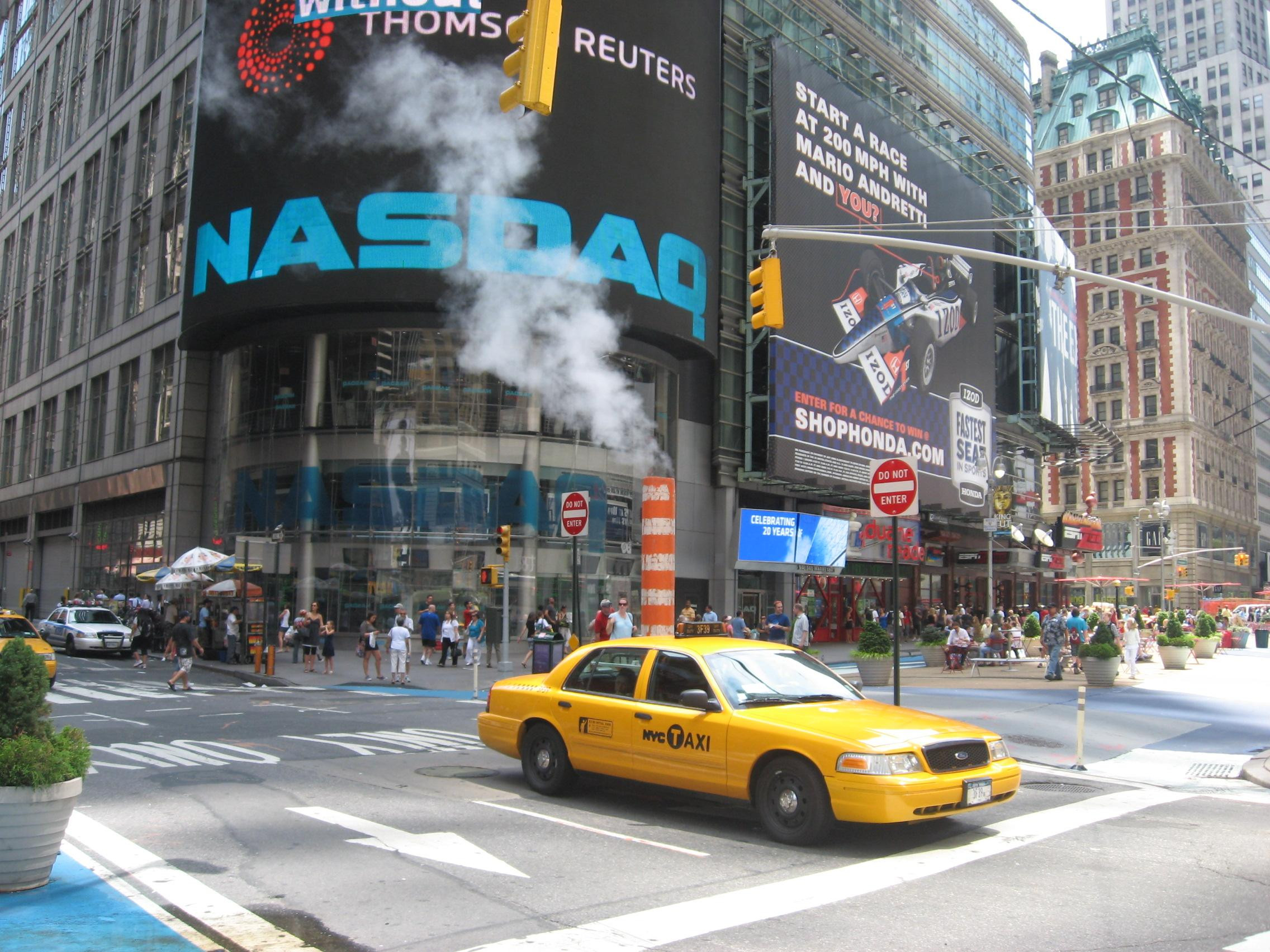 Un luminoso del Nasdaq en Times Square, el corazón de Manhattan, en Nueva York (Estados Unidos) / EP