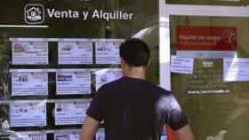 Un hombre mira anuncios de vivienda en alquiler