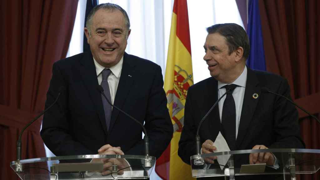 El ministro de Agricultura, Pesca y Alimentación, Luis Planas (d) con su homólogo, el ministro francés Didier Guillaume (i), en la reunión sobre aranceles / EFE