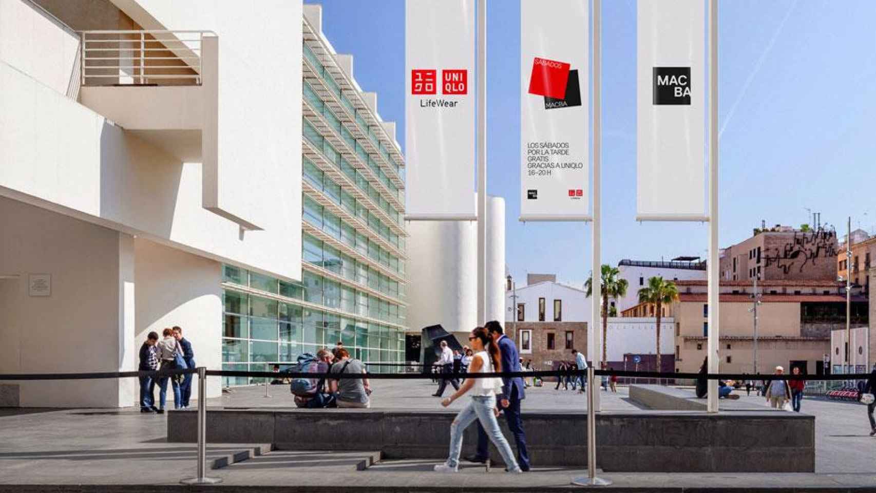 Entrada del Macba con banderolas de Uniqlo / MACBA