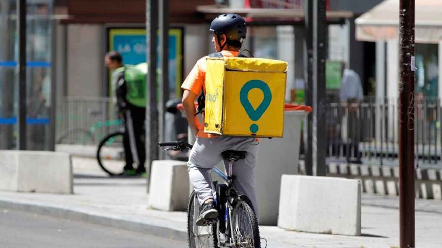 Imagen de un 'rider' o repartidor de Glovo en la calle / CG