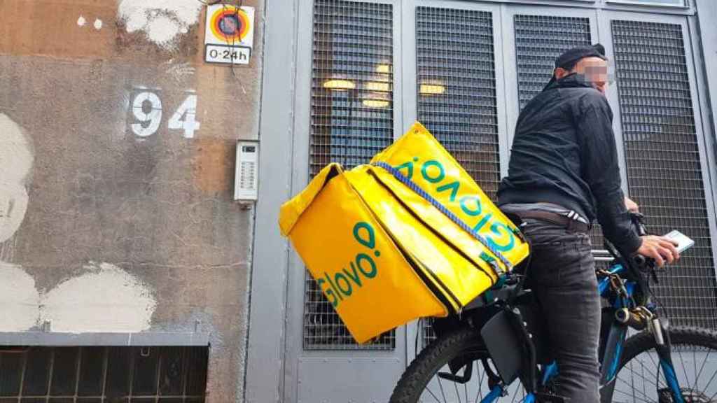 Un repartidor de Glovo ante las oficinas de la compañía en Barcelona / CG