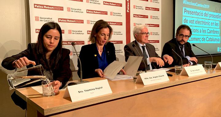 La consejera de Empresa y Conocimiento, Àngels Chacón (2i), presenta las condiciones del voto electrónico en las elecciones a las cámaras de comercio de Cataluña / CG